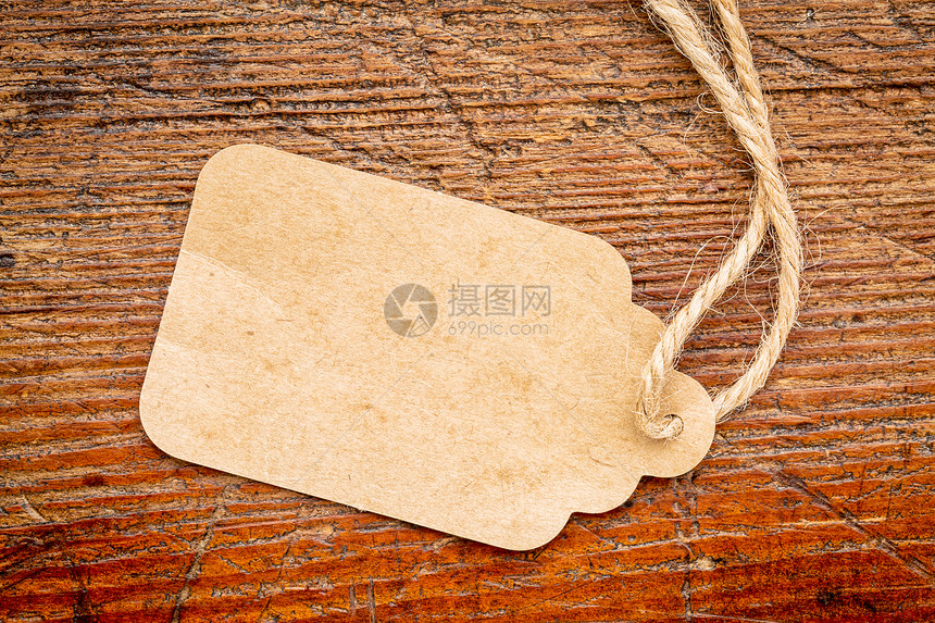纸面白价格标签对生锈的风化木材贴上麻绳图片