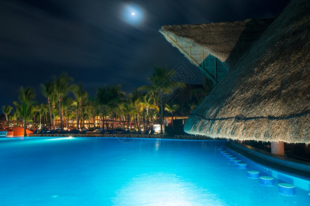 夜游泳池中的光xAxA图片