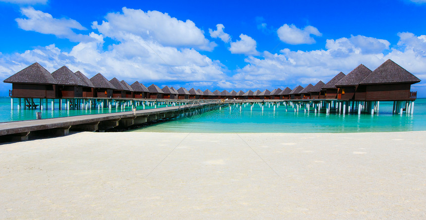 马尔代夫有水面平房的沙滩图片