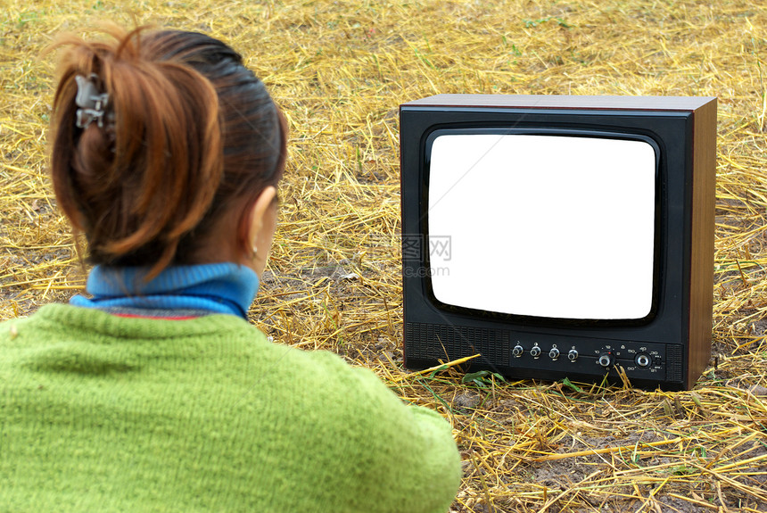 女孩在草原上看电视设计的要素图片