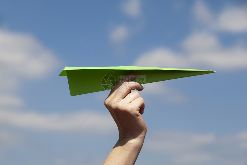 手中拿着绿纸飞机准备放飞图片