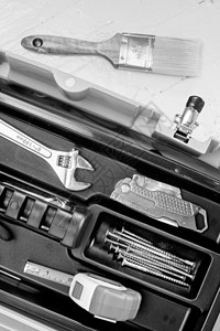 安装在一个工具箱中的磁带扳手固定器和盒式切割机图片