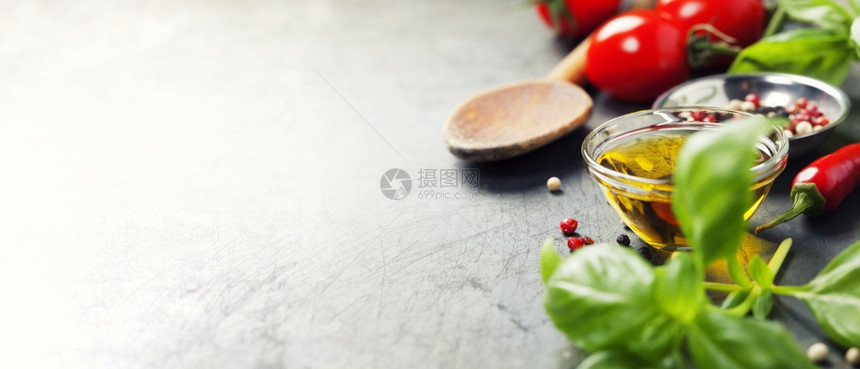 木勺和古老背景的原料蔬菜食品健康或烹饪概念图片