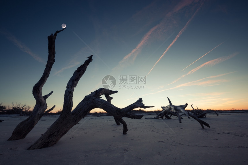 美国南卡罗来纳州詹姆斯岛黄昏时的福乐海滩图片