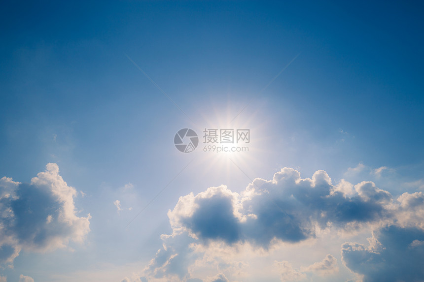 太阳和蓝天空图片