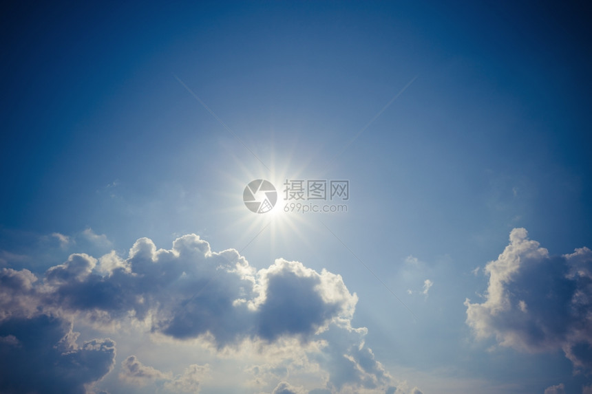 太阳和蓝天空图片