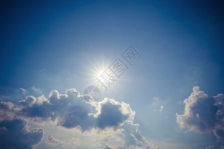 太阳和蓝天空图片