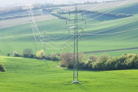 农村地貌的高压线和电塔图片