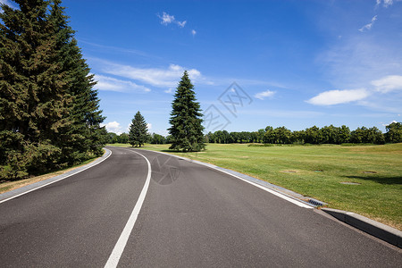 道路和绿草坪图片