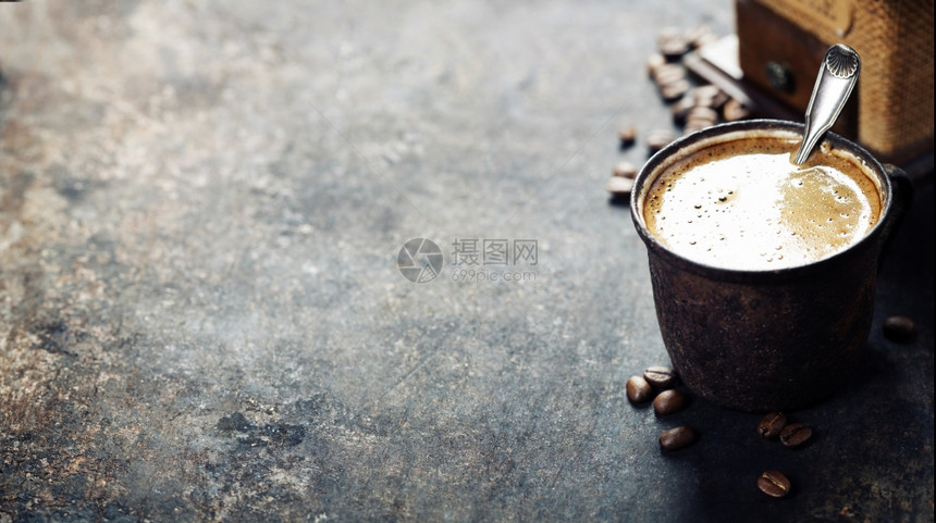 旧咖啡杯和深黑生锈背景的磨粉机图片