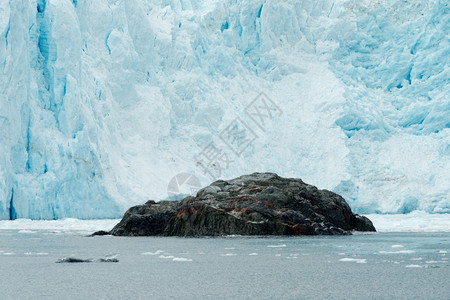 大块的岩石排行面积坐在雕刻的冰川前面图片