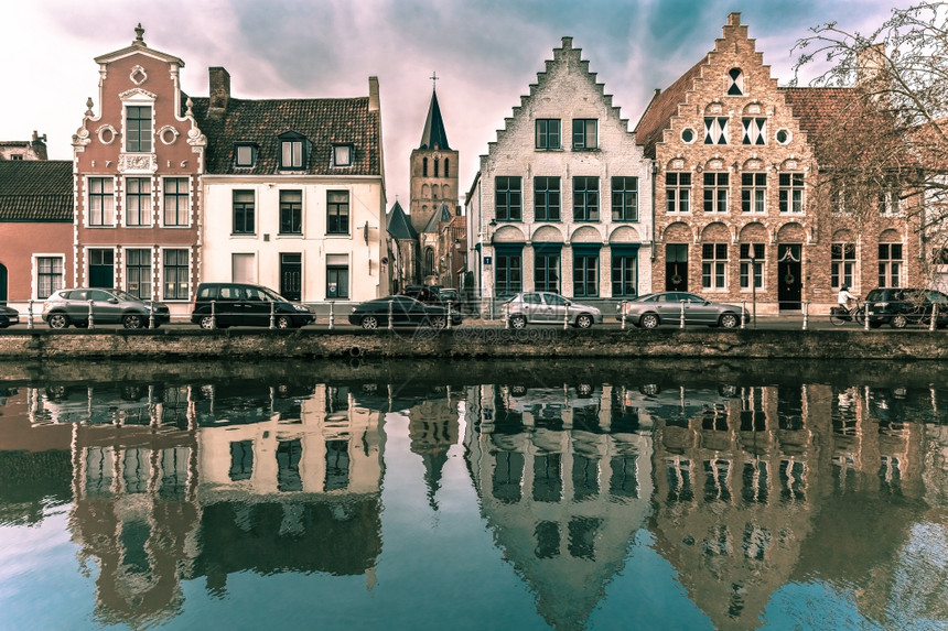 布鲁日运河的景色城市象与美丽的中世纪房屋比利时图片