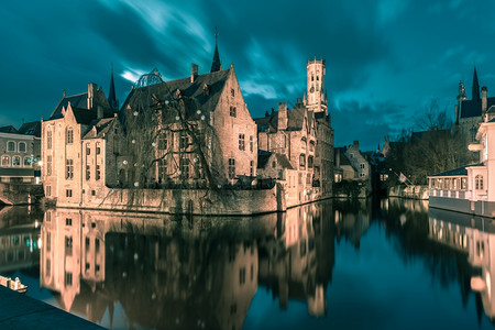 在比利时布鲁日落在比利Rozenhoedkaai的Rozenhoedkaai的QuayRosary的中世纪童话镇和Belfort背景图片