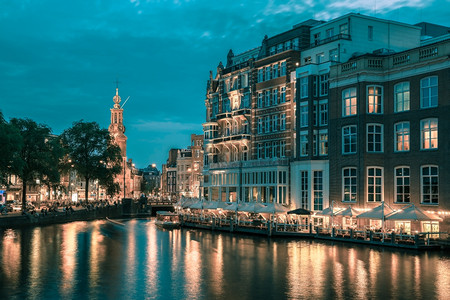 荷兰阿姆斯特丹运河桥梁和蒙托伦塔夜市景色图片