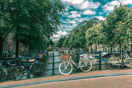 荷兰阿姆斯特丹运河和桥市风景图片