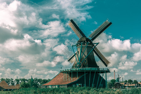 荷兰河附近ZaanseSchans的风车照像的农村景观背景图片