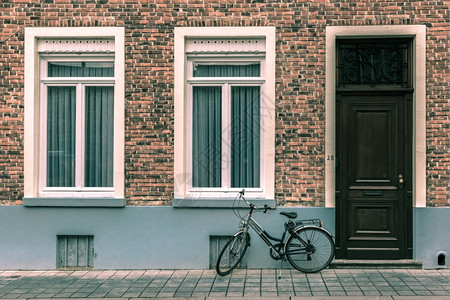 比利时布鲁日街有自行车的景象城市图片