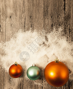 圣诞贺卡球和木本底的雪图片