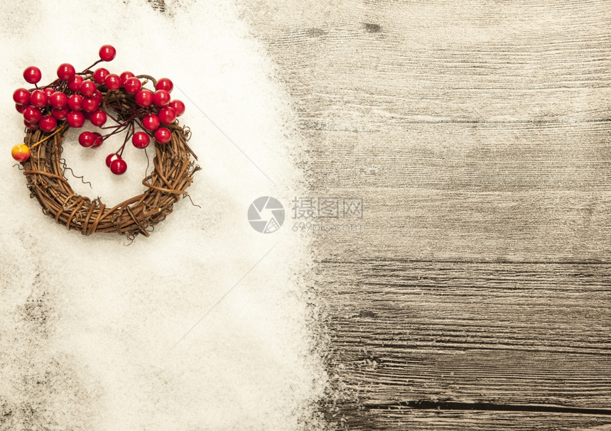 闪的圣诞金球钟声壁画和星以木形背景和雪图片