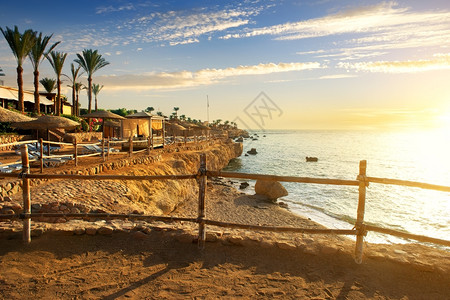 桑迪日落日落时在埃及旅馆的桑迪海滩背景