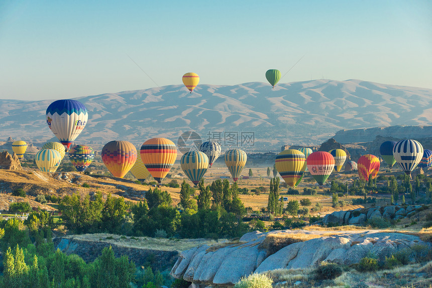 土耳其卡帕多西亚上空的许气球图片
