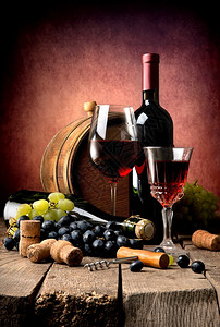 红酒葡萄木桶桌图片