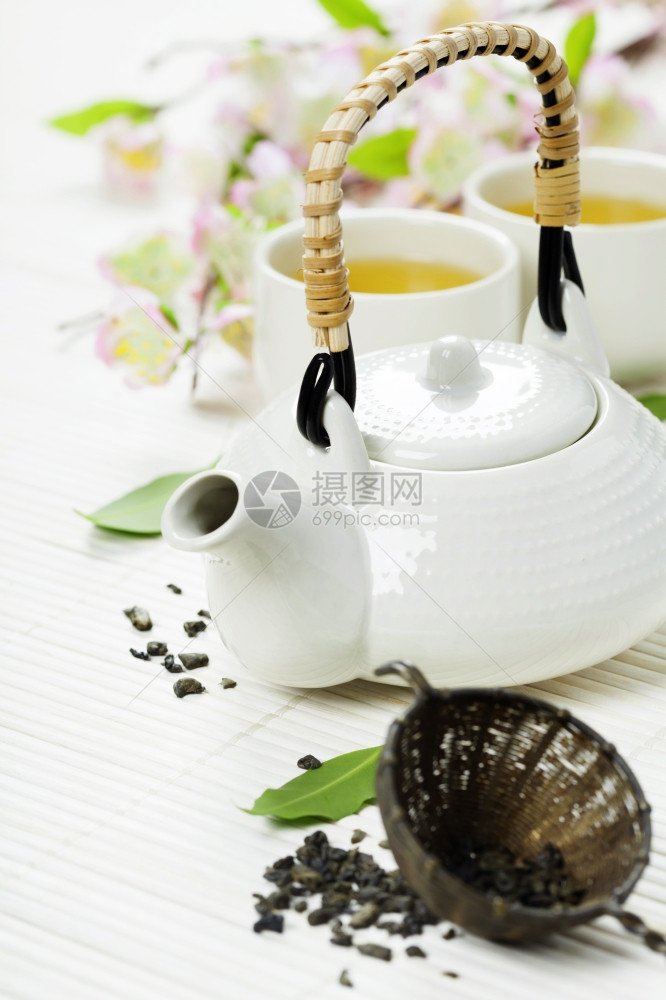 竹垫上的茶和樱花枝图片