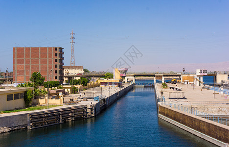 埃及尼罗河上的滑水门埃斯纳附近的水门高清图片