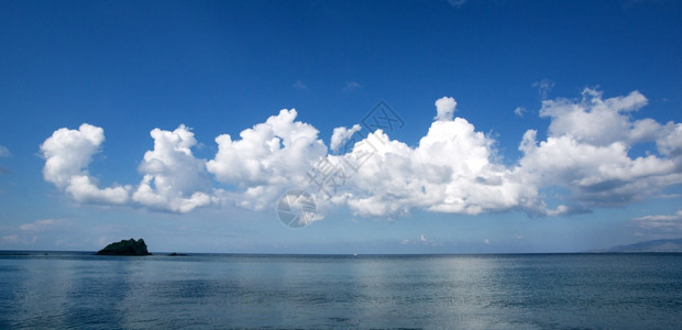 美丽的海洋岛屿和云天空图片