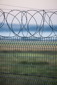 有铁丝网围栏的保安背景图片