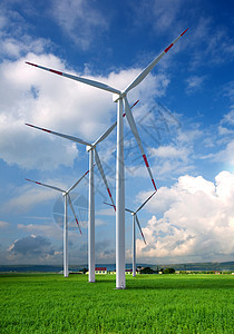 带风力涡轮机发电的绿草地图片