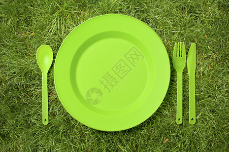 绿色草地上的可支配餐具高清图片