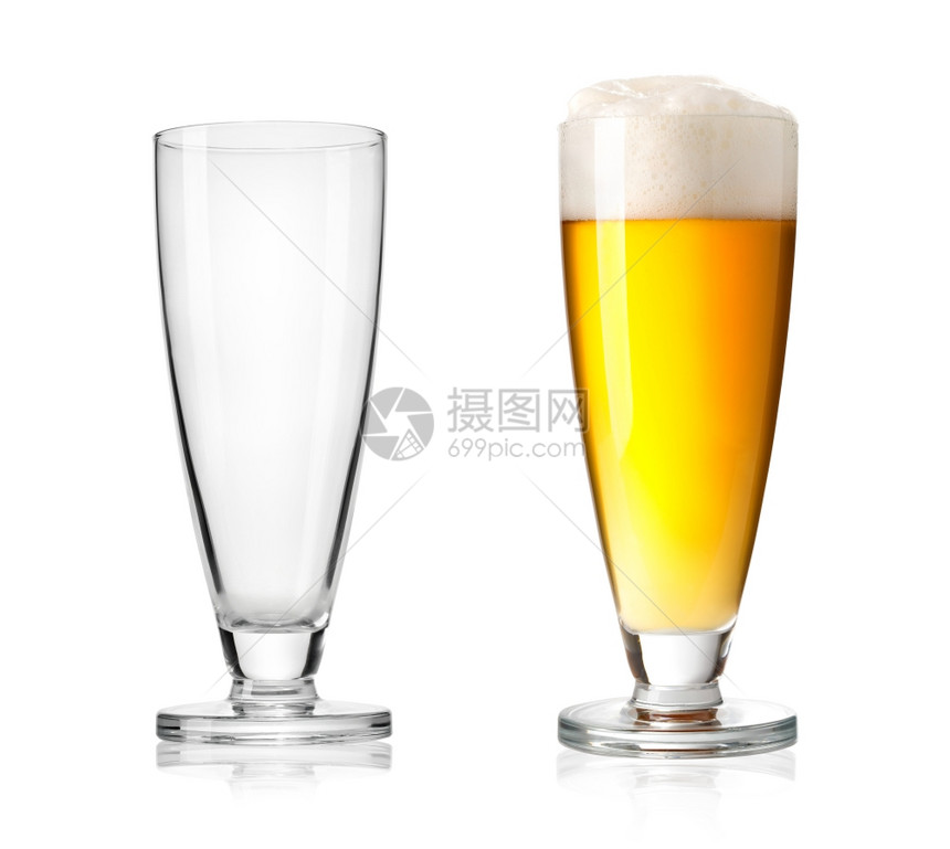 白色背景的啤酒杯图片