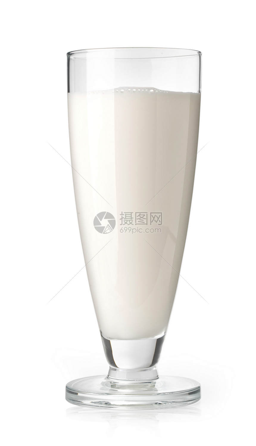白色背景的玻璃杯中鲜牛奶孤立带有剪切路径图片