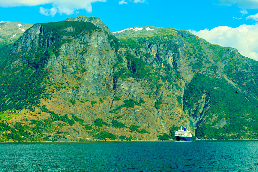 在挪威斯堪的纳维亚FjordSognefjord的山地和游轮图片