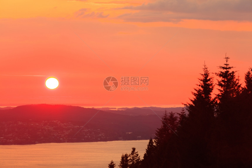 从挪威卑尔根山丘和fjord风景红天日落的全图片