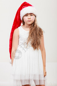 小女孩穿着红圣达克萨斯帽子和白裙背景图片