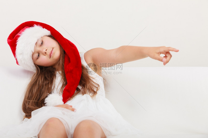 小女孩穿着红圣达克萨斯帽子和白裙图片