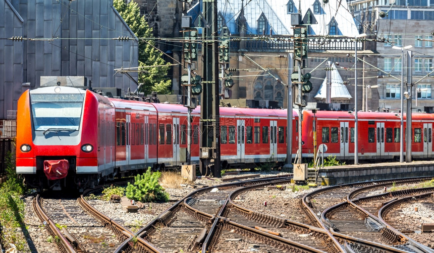 红列车从德国科隆站出发图片
