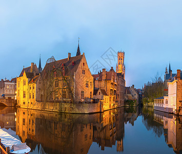 古老的中世纪建筑沿着一条运河在比利时布鲁日黄昏在比利布鲁日图片
