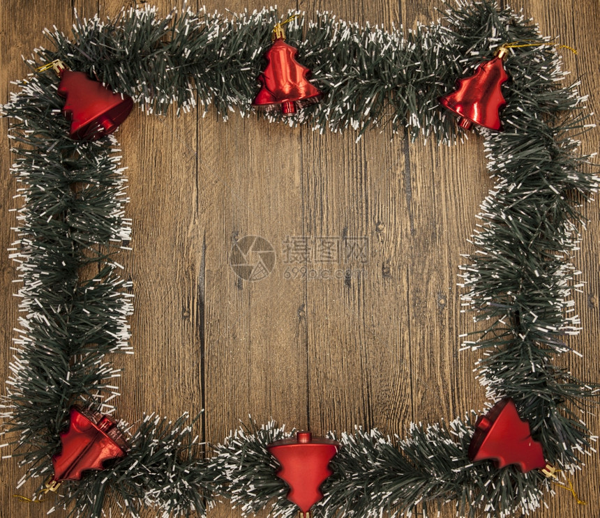 圣诞卡片上挂有树枝边和上的节庆玩具圣诞卡片上挂有树枝边和木本上的节庆玩具图片