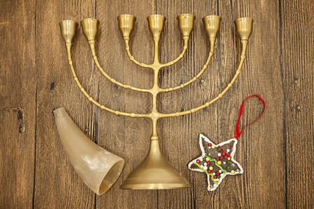 Hanukkah是犹太新年用圣诞装饰品和木本的饼干角来蜡烛图片