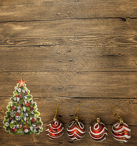 圣诞卡和球树和木头背景图片