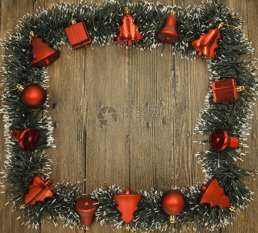 圣诞卡片上挂有树枝边和上的节庆玩具圣诞卡片上挂有树枝边和木本上的节庆玩具图片