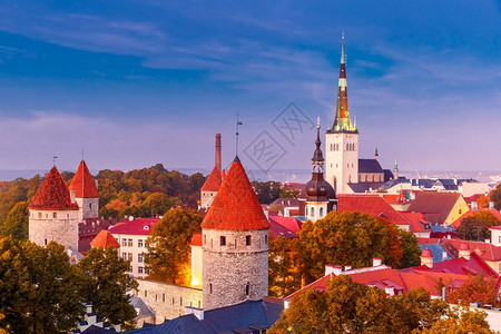 中世纪老城圣奥拉夫浸信会和塔林城墙的空中市景象秋天色照亮爱沙尼亚塔林背景图片