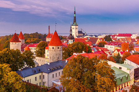 中世纪老城圣奥拉夫浸信会和塔林城墙的空中市景象秋天色照亮爱沙尼亚塔林背景图片