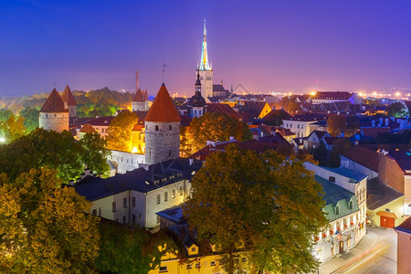 中世纪老城圣奥拉夫浸信会和塔林城墙的空中市风景秋夜照亮爱沙尼亚塔林图片