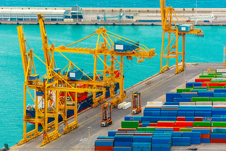 蒙特鲁伊在一艘海运货轮上装载集箱从巴塞罗那货港和集装箱码头到蒙朱奇山巴塞罗那加泰尼亚西班牙背景