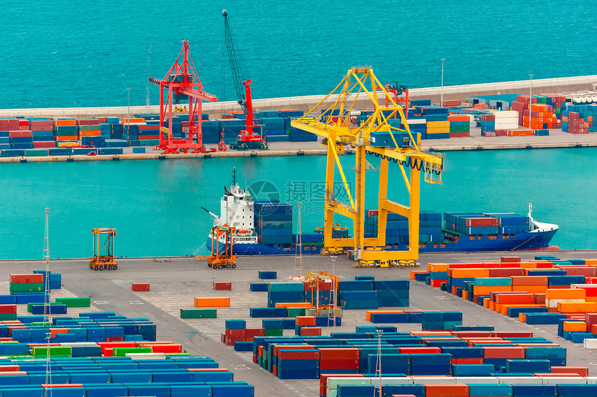 在一艘海运货轮上装载集箱从巴塞罗那货港和集装箱码头到蒙朱奇山巴塞罗那加泰尼亚西班牙图片