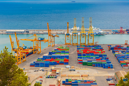 蒙特鲁伊巴塞罗那与西班牙加泰罗尼亚巴塞那的蒙朱奇山海运港和集装箱码头的空中观察背景